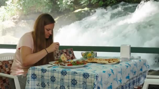 Een Jonge Vrouw Een Café Het Water Eet Salade Achter — Stockvideo