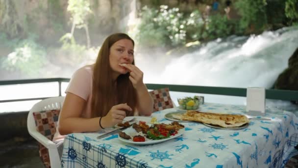 Jonge Vrouw Bijt Een Plat Brood Veegt Haar Mond Met — Stockvideo