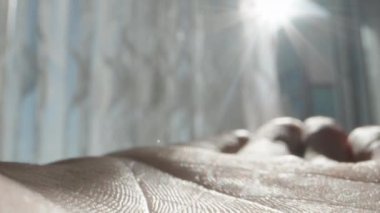 Kamera bir adamın elinde güneşe doğru süzülüyor, süper makro..