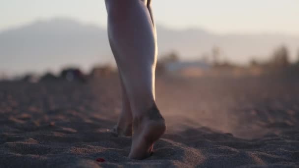 Die Beine Der Jungen Frau Streuen Sand Aus Nächster Nähe — Stockvideo