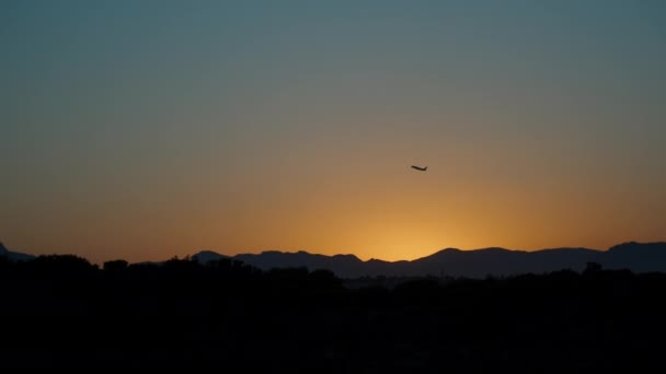 Avião Descola Pôr Sol Céu Laranja Sol Atrás Montanha — Vídeo de Stock