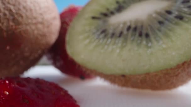 Rode Groene Gelei Met Kiwi Aardbeienstukjes Erin Eet Rode Gelei — Stockvideo