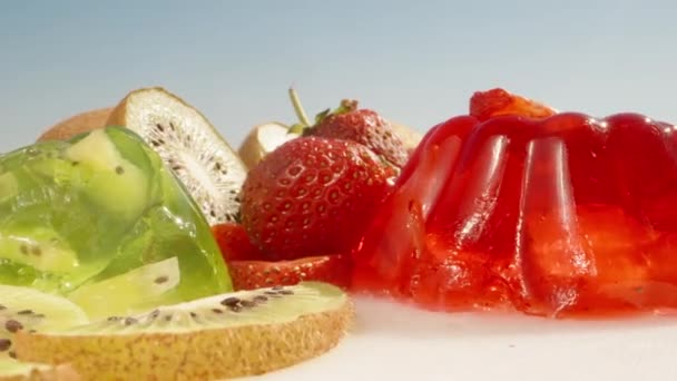 Rot Grünes Gelee Mit Kiwi Stücken Und Erdbeeren Darin Ich — Stockvideo