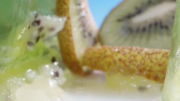 Kusy Červeného Zeleného Želé Jsou Smíchány Kiwi Třešněmi Stole Dolly — Stock video