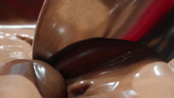 Csokoládé Krémet Szedek Egy Nagy Piros Üvegből Egy Kanállal Dolly — Stock videók