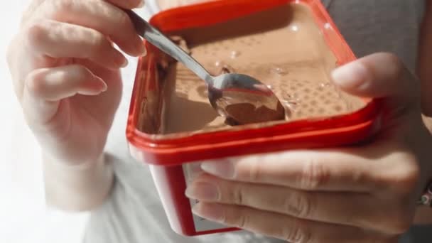 女の子食べるチョコレートクリームから大規模な赤い瓶クローズアップで動き — ストック動画