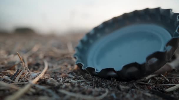 Піску Лежить Металева Кришка Пляшки Макро Зосередьтеся Відстані Сміття Природі — стокове відео