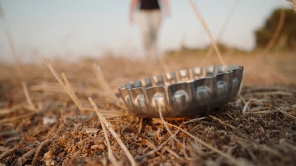 Gadis Itu Mengambil Tutup Botol Logam Yang Terletak Tanah Taman — Stok Video