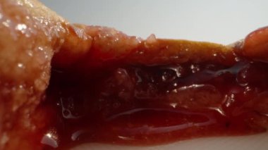 Kiraz reçelli turta, masada kesilmiş, reçel masaya akıyor. Dolly Slider aşırı yakın çekim. Laowa Sondası