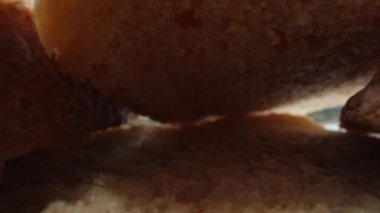 Güneşin altında beyaz ekmek dilimleri. Dolly Slider aşırı yakın çekim. Laowa Sondası