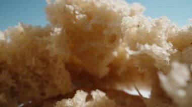 Güneşin altında beyaz ekmek dilimleri. Dolly Slider aşırı yakın çekim. Laowa Sondası