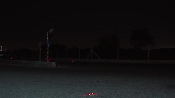 Czerwone Światła Wbudowane Drogę Nocna Droga Światła Sygnalizacyjne Panorama — Wideo stockowe