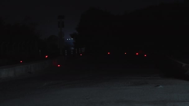 Semafori Rossi Incorporati Nella Strada Strada Notturna Luci Segnalazione — Video Stock