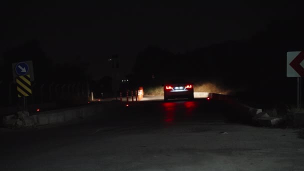 Красные Огни Встроены Дорогу Ночная Дорога Сигнальный Свет Вождение Автомобиля — стоковое видео