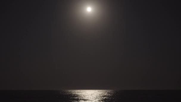 Duży Księżyc Środku Kadru Oświetla Ocean — Wideo stockowe