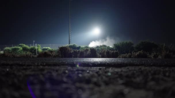 Noite Câmera Fica Estrada Dispara Sobre Carros Que Passam Holofotes — Vídeo de Stock