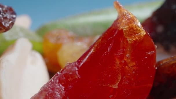 桌上的干果 葡萄干和坚果混合在一起 在相机上洒上了水 多莉滑行极端特写 Laova Probe — 图库视频影像