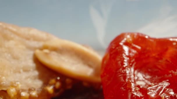 Een Mengsel Van Gedroogde Vruchten Verpakking Mango Rozijnen Noten Pomelo — Stockvideo