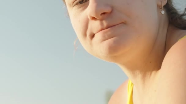 Eine Junge Frau Strand Einem Gelben Badeanzug Zeigt Ihre Zunge — Stockvideo