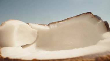 Yarım hindistan cevizi. Kamışla hindistan cevizi suyu içerim. Pamuk beyazı et. Yaz tazeliği. Dolly Slider aşırı yakın çekim. Laowa Sondası