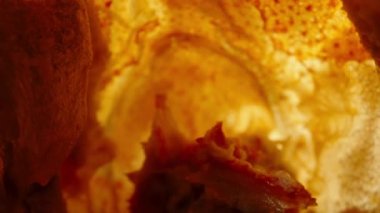 Yenilen kerevitin içinde, kerevit kalıntıları var. Dolly kaydırıcı.