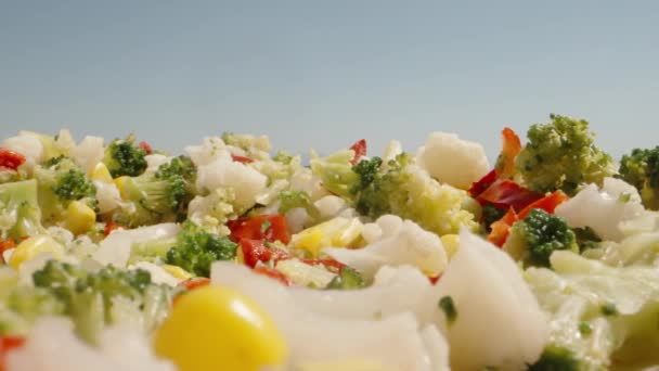 野菜の混合物 ジューシーな健康食品 カリフラワー ブロッコリー コーン 横に移動中 ドリースライダー極端なクローズアップ ラオワプローブ — ストック動画