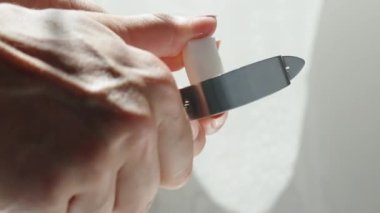 Genç kadın hindistan cevizi hamurunu bir tabağa koyup hindistan cevizi kırıntısı yapıyor.