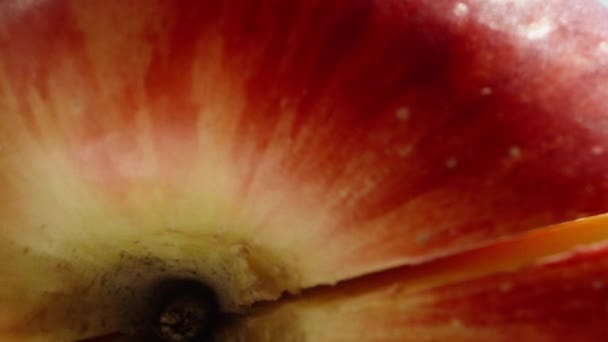 Ένα Μεγάλο Κόκκινο Μήλο Χωρίζω Στα Δύο Και Κάμερα Περνάει — Αρχείο Βίντεο