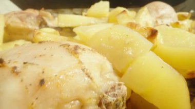 Kızarmış patates ve tavuk bacağı. Çatalla bir parça patates alıyorum. Dolly Slider aşırı yakın çekim. Laowa Sondası