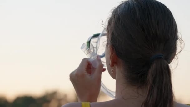 Młoda Kobieta Przymierza Maskę Nurkową Zachodu Słońca Zbliżenie — Wideo stockowe