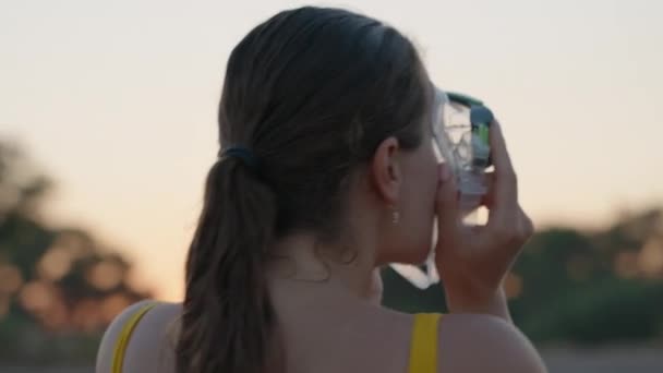 Młoda Kobieta Przymierza Maskę Nurkowania Tle Zachodu Słońca Robi Minę — Wideo stockowe