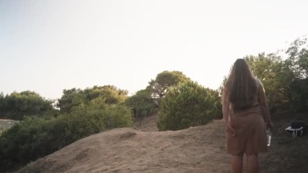 Young Woman Stands Sand Touches Her Ass Spank Her Desert — Αρχείο Βίντεο
