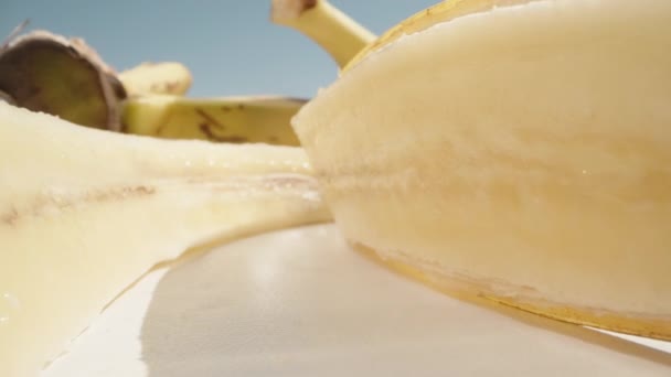 カメラはバナナに沿って2つの部分に切断された旅 ドリースライダー極端なクローズアップ ラオワプローブ — ストック動画