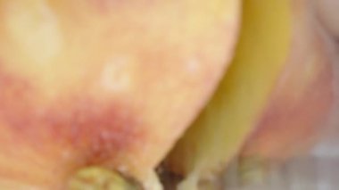 Bir şeftaliyi bıçakla kesiyorum, kamera yarımlardan geçiyor. Dolly Slider aşırı yakın çekim. Laowa Sondası