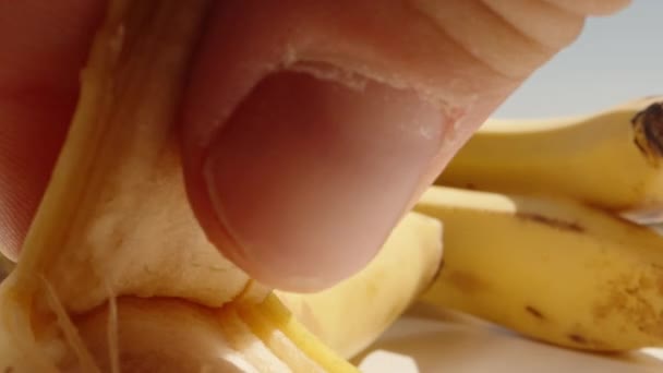 Cámara Desliza Sobre Plátano Mientras Pelo Montón Plátanos Amarillos Contra — Vídeo de stock
