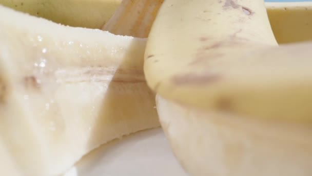 Нарезаю Кусочки Банана Пока Камера Проезжает Через Стол Долли Слайдер — стоковое видео