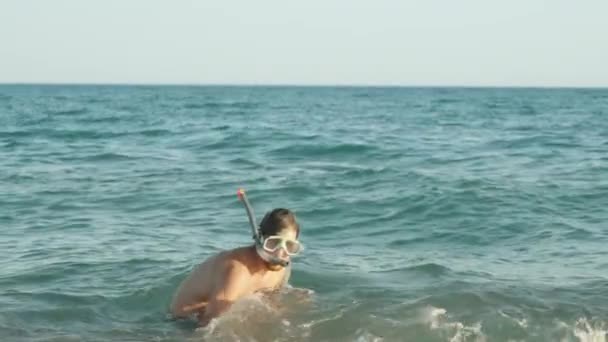 Человек Маске Подводного Плавания Подозрительно Смотрит Камеру Заглядывает Море Ныряет — стоковое видео