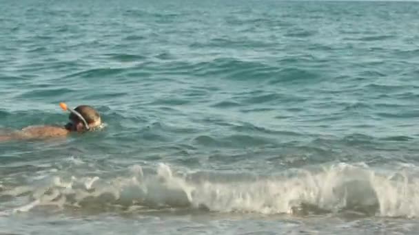 Ένας Άντρας Μάσκα Καταδύσεων Κολυμπάει Στα Κύματα — Αρχείο Βίντεο