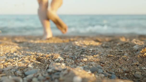 Прыгающая Маска Лежит Песке Моря Человек Берёт Бежит Море Медленное — стоковое видео