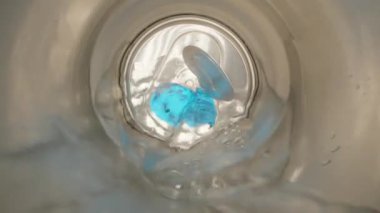 Metal kavanozdan bir manzara, kavanozdaki bir kamera bardağa su döküldüğünde, süper makro..