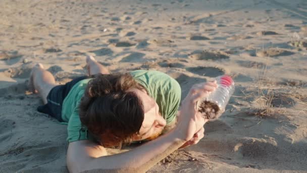 Çöldeki Kavurucu Güneşin Altında Bir Adam Kumun Üzerinde Yatıyor Boş — Stok video