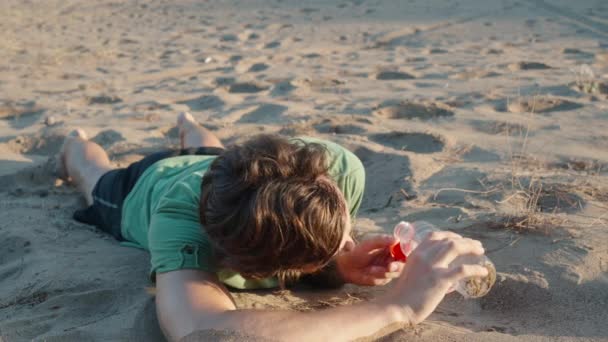 Písku Pod Spalujícím Sluncem Poušti Leží Muž Vylije Poslední Kapky — Stock video