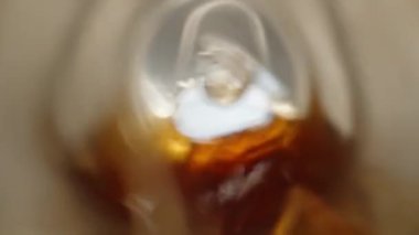 Metal bir kola kutusunun içine bak. Kola, buzla dolu bir bardağa dökülüyor. Süper yakın çekim.