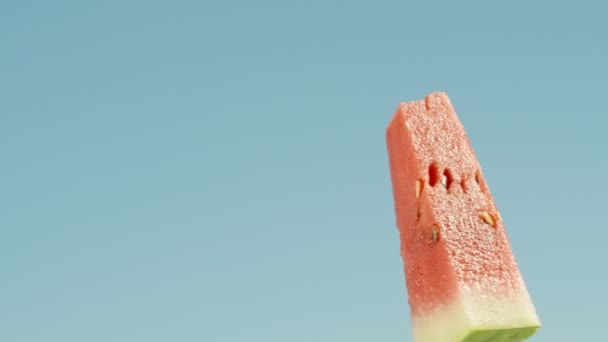 Ein Stück Rote Wassermelone Rotiert Gegen Den Blauen Himmel Bewegung — Stockvideo