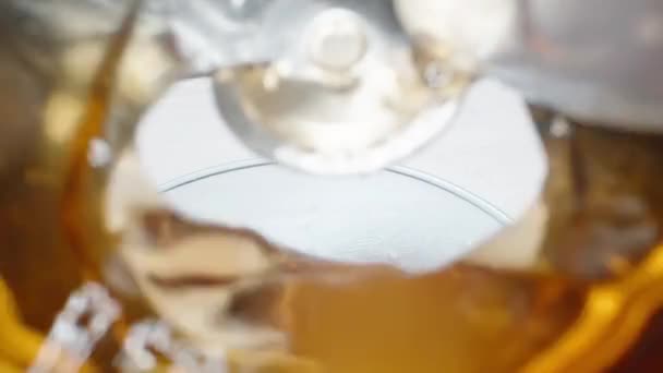Ver Dentro Una Lata Metal Coque Cola Vertiendo Vaso Con — Vídeo de stock