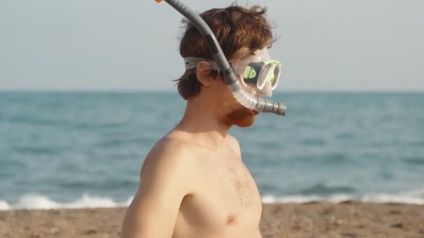 Kumsalda Kızıl Sakallı Bir Adam Dalgıç Gözlüğü Şnorkel Takıp Etrafa — Stok video