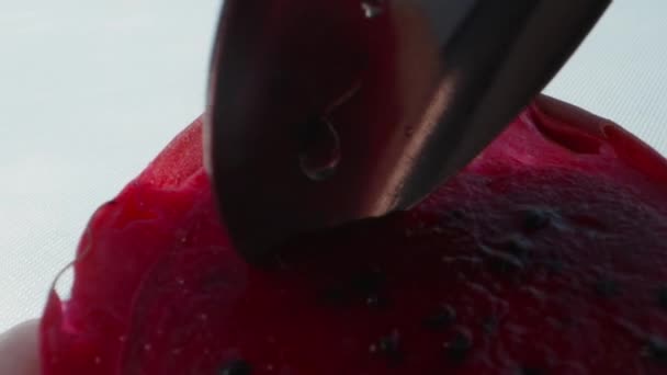 Μισό Κόκκινο Pitahaya Φρούτα Δράκου Τρώω Τον Πολτό Ένα Κουτάλι — Αρχείο Βίντεο