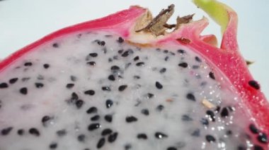 Yarım porsiyon pitahaya, beyaz et, ejderha meyvesi, siyah tohum. Dolly Slider aşırı yakın çekim. Laowa Sondası