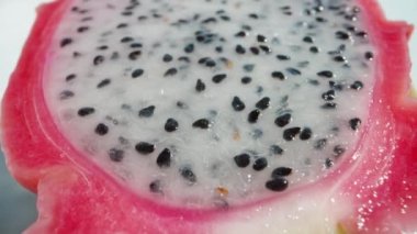 Pitahaya yarım beyaz et, ejderha meyvesi, siyah tohum ve pembe deri. Dolly Slider aşırı yakın çekim. Laowa Sondası