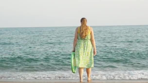 Fyllig Ung Kvinna Grön Klänning Med Skumcirkel För Simning Står — Stockvideo